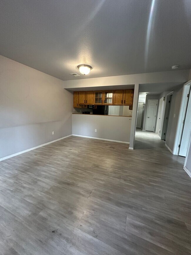 Building Photo - Amazing Ground Level 2 Bedroom!