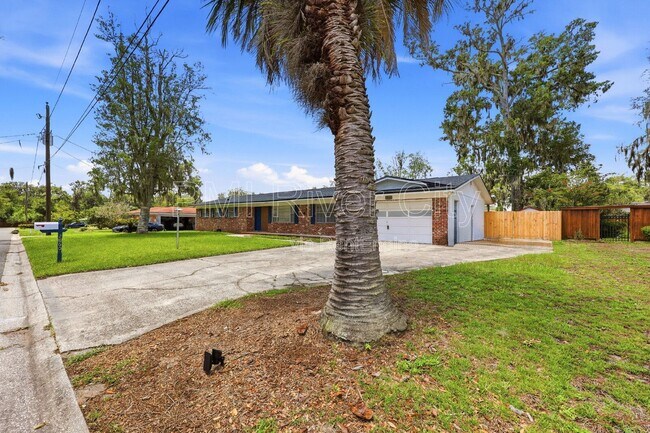 Building Photo - 2860 Cedarcrest Dr
