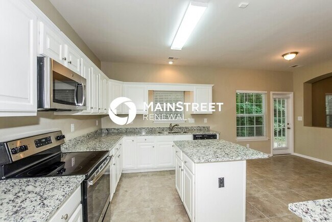 Building Photo - 4 Bedroom Pet-Friendly Home in Charlotte, NC with Main Street Renewal