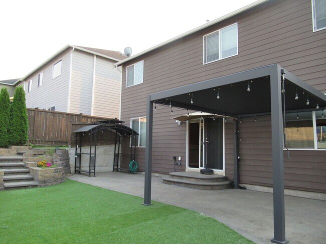 Building Photo - Gorgeous 5 bedroom 2.5 bath home in Lakeland Hills