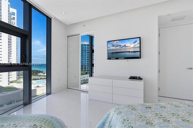 Building Photo - 17475 Collins Ave