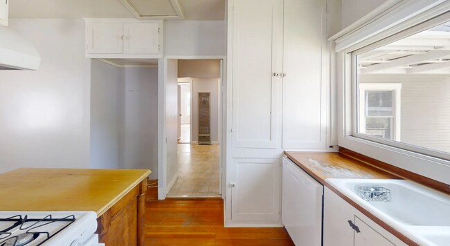 Building Photo - Old Towne Orange Living at Its Finest!