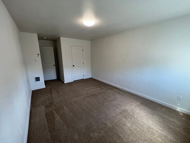 Building Photo - 4.5 Bathrooms ! 4 large bedrooms! Close to CWU
