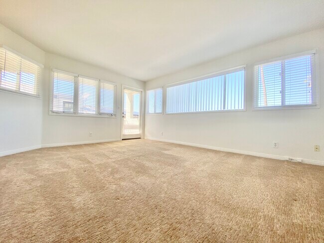 Building Photo - 637 30th St