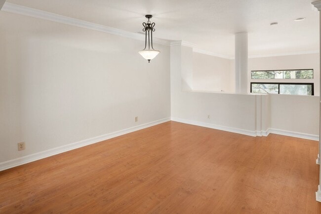 Building Photo - 2BR + Private Office in the Heart of UTC