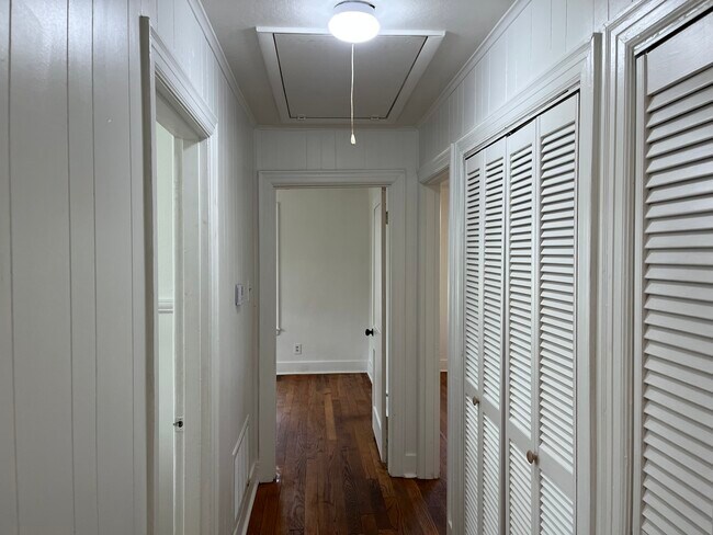 Building Photo - 326 N Summit St