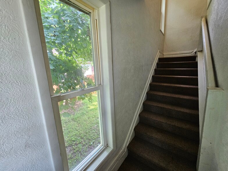 Building Photo - 170 Lathrop Ave