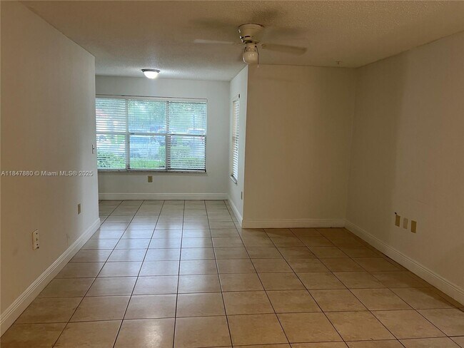 Building Photo - 643 Vista Isles Dr