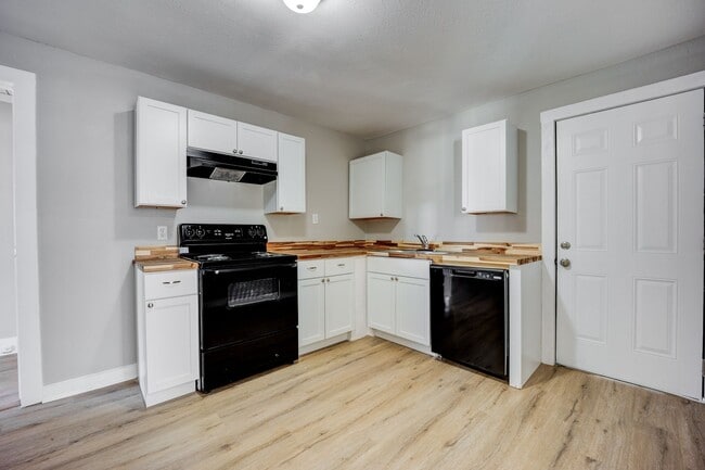 Building Photo - FREE MONTH RENT! Freshly Updated 3 Bedroom House