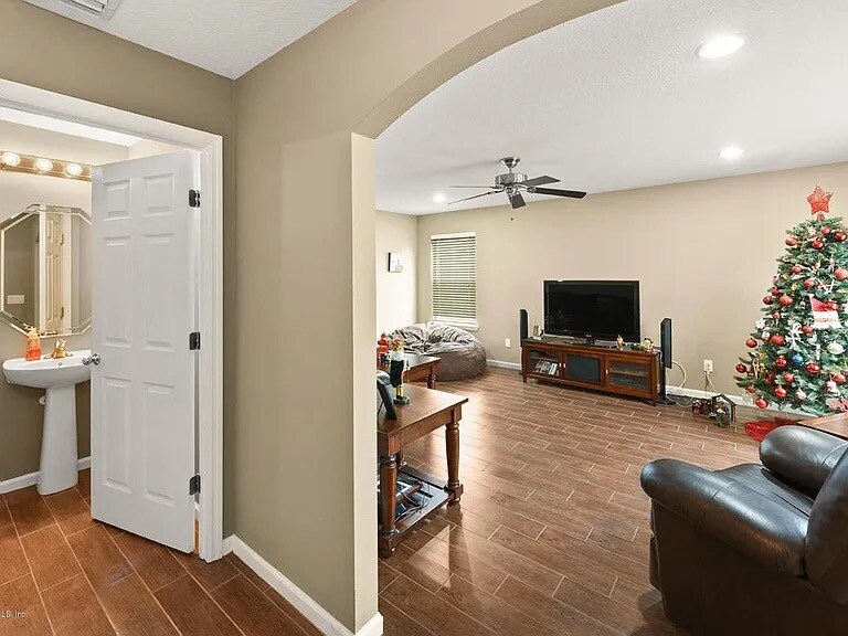 Building Photo - 664 Sunny Stroll Dr