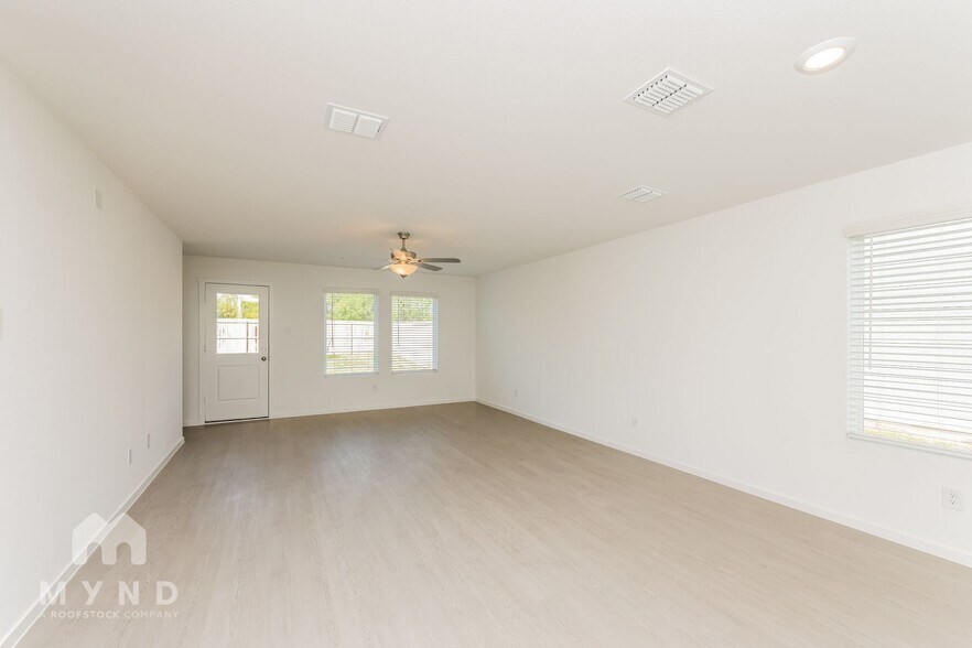 Building Photo - 2704 Mistwood Dr