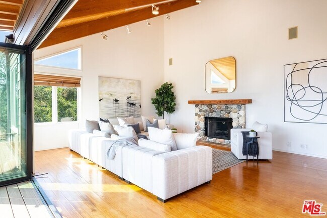 Building Photo - 21338 Colina Dr