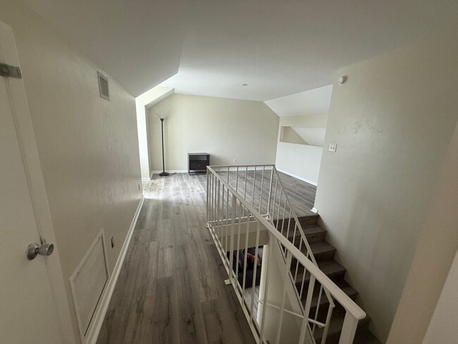 Building Photo - Family Friendly 3 Bedroom Townhome Style C...