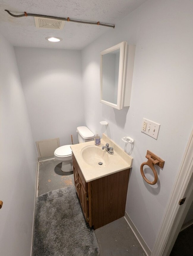 Building Photo - COMING SOON 2 Bedroom 1.5 Bathroom Single ...