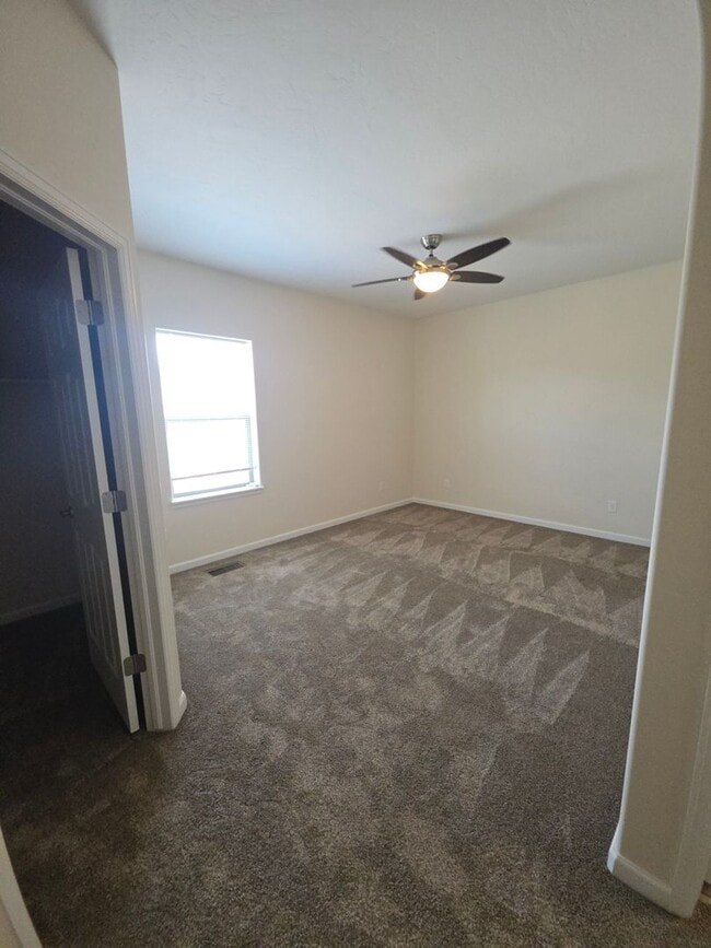 Building Photo - 3 Bed 2.5 Bath PRIME location Townhome!!