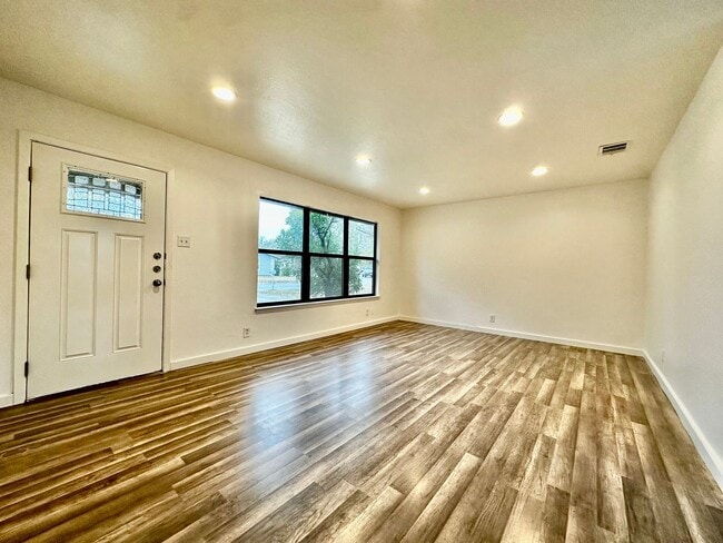 Building Photo - Cozy 4/2