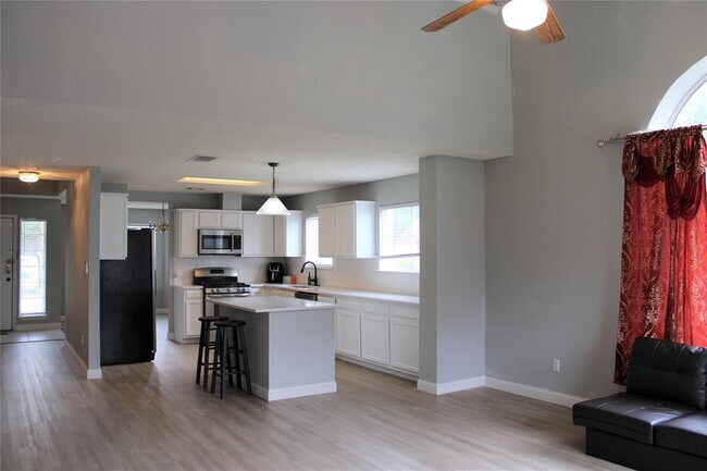 Building Photo - 16205 Glorious Ln