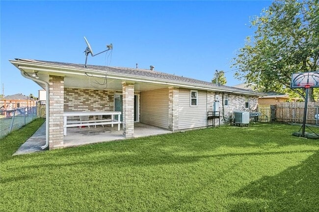 Building Photo - 2204 Gallant Dr