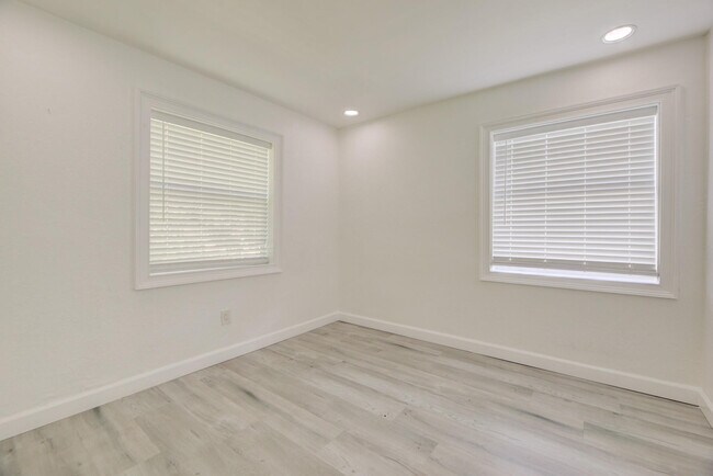 Building Photo - 1317 SW 31st St