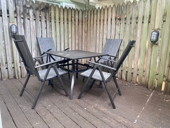 Building Photo - 817 Terry Ln