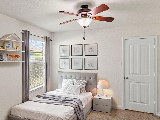 Building Photo - "4-Bedroom Haven in Cibolo with Spacious L...