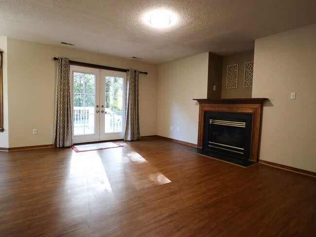 Building Photo - 4-Bedroom Home on Quiet Cul-de-Sac - Must See
