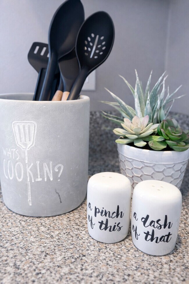 Building Photo - 11423-11425 5 Cedars Rd