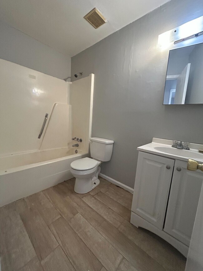 Building Photo - 940 Pebblebrook Dr