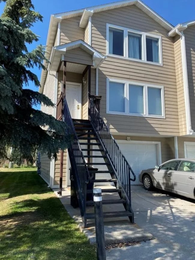 Building Photo - 4 Bedroom Townhome in Hawks Ridge