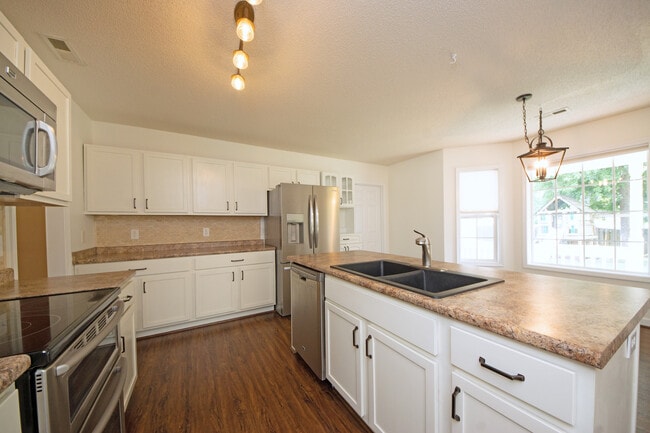 Building Photo - 1112 Huff Dr