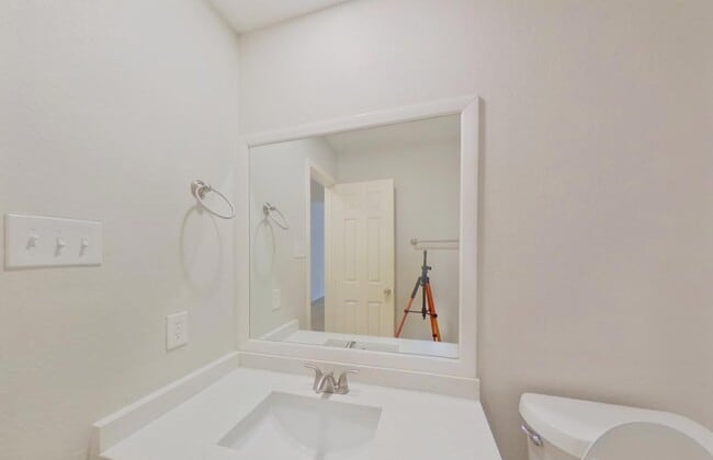 Building Photo - MOVE IN READY