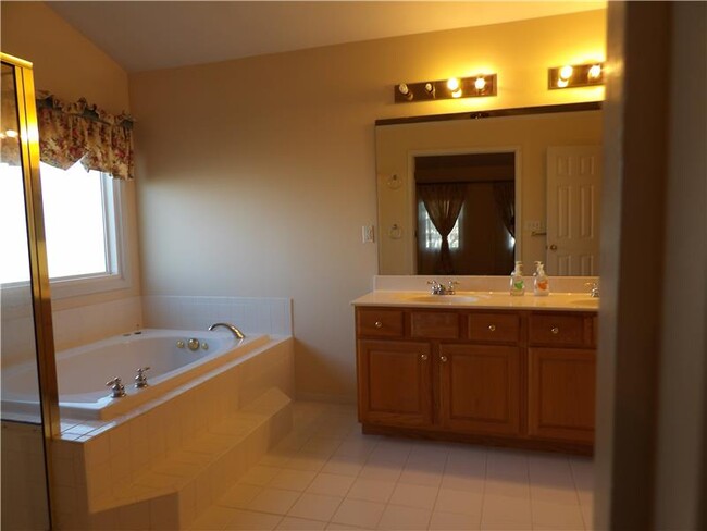 Building Photo - 10201 Hartwood Ct