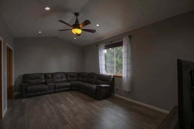 Building Photo - 1555 SW Gilson Ct