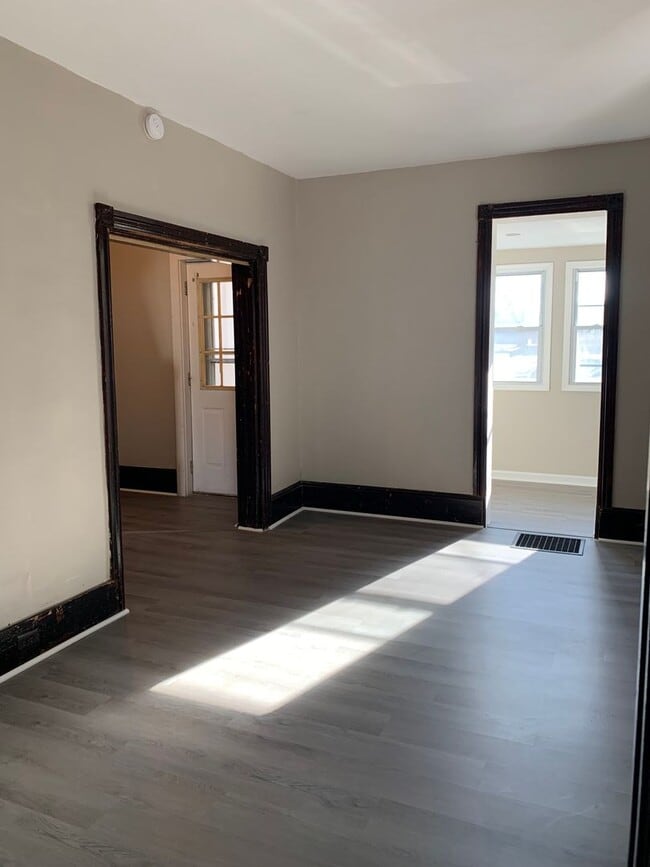 Building Photo - Spacious single family home with 3 beds/2 ...
