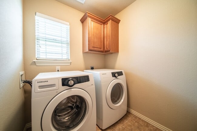 Building Photo - ***704 SW Cabriolet St***