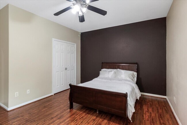 Building Photo - 5343 Oak Cove Dr