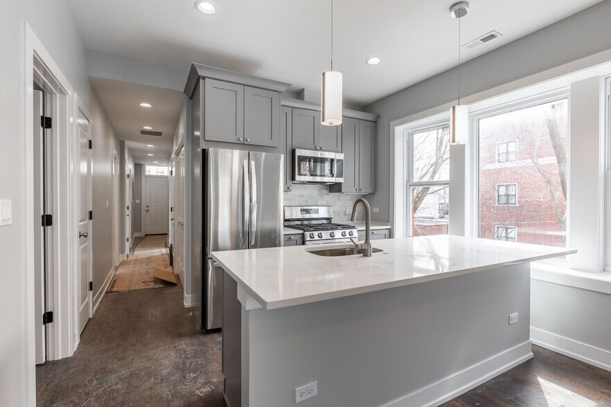 Building Photo - 3136 N Oakley Ave