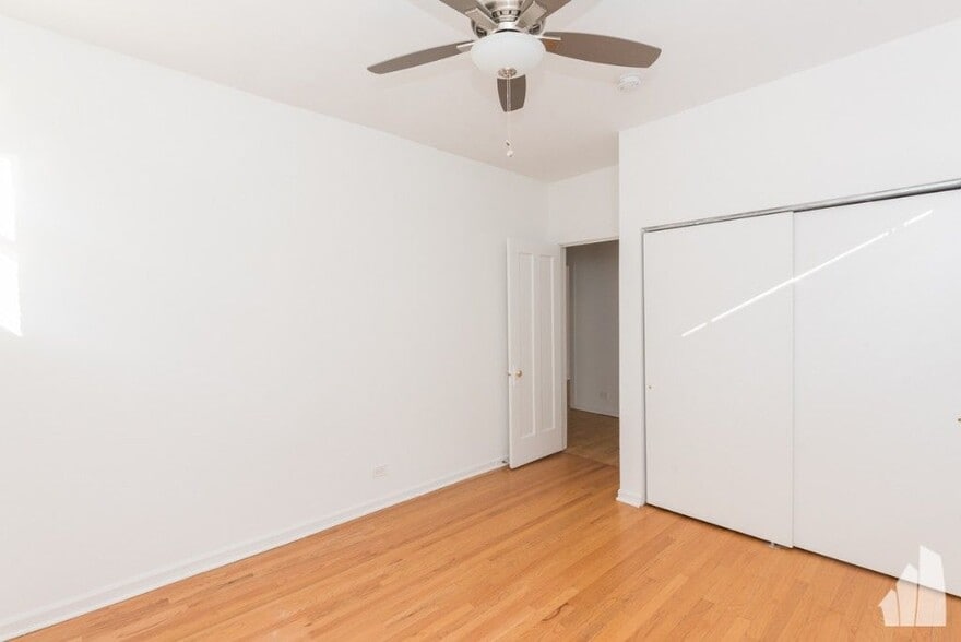 Building Photo - 7000 N Sheridan Rd