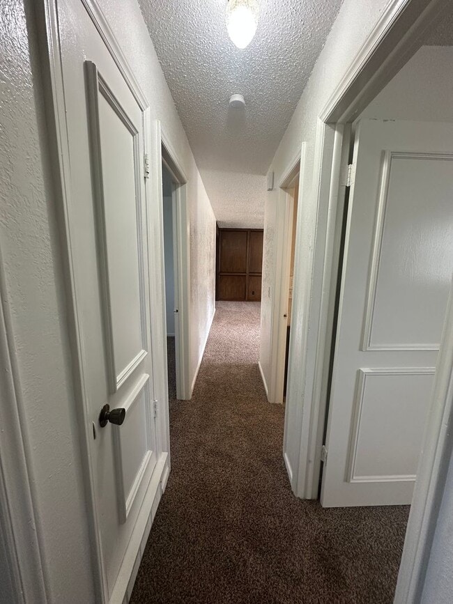 Building Photo - 3 bed, 1 bath, 1 car garage