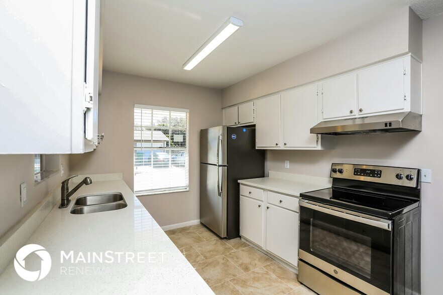 Building Photo - 705 Woodlawn Dr