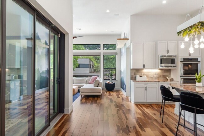 Building Photo - Modern Oasis in Bouldin Creek