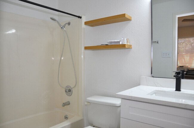 Building Photo - 3 Bedroom 2 Bath Duplex in Heart of Leander