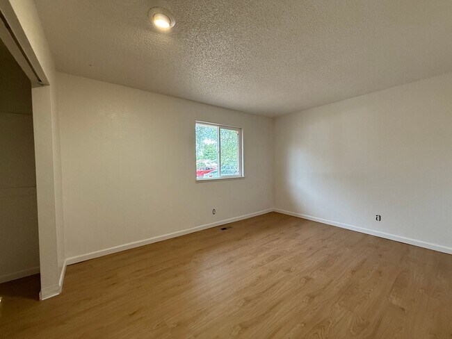 Building Photo - Cute Updated 2 Bedroom House