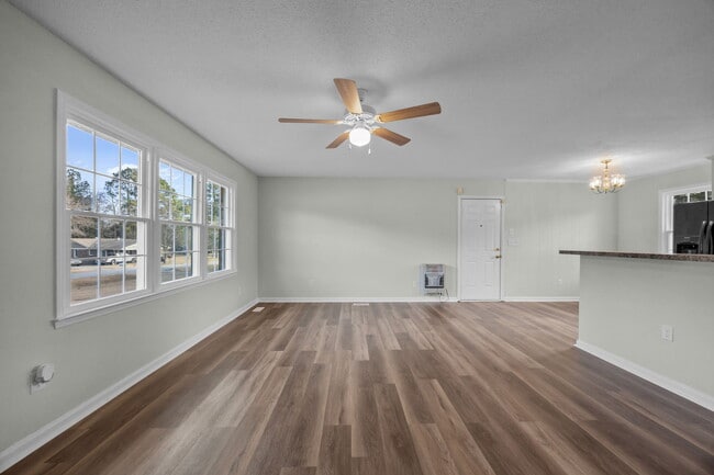 Building Photo - 904 Jennifer Ln