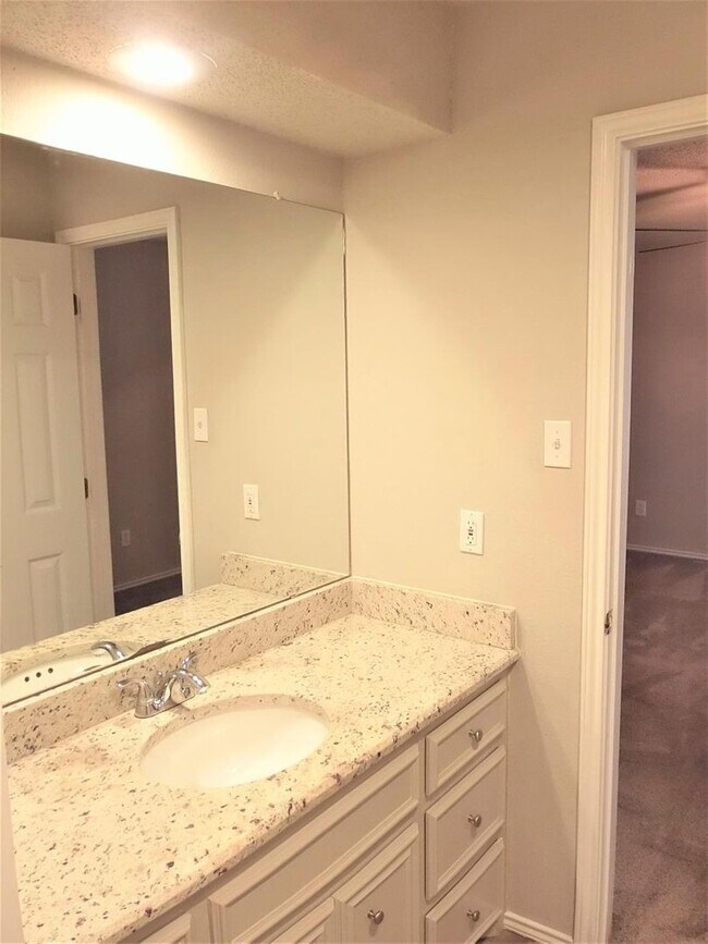 Building Photo - Beautifully Updated 3 bed 2 bath