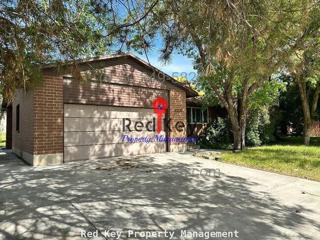 Building Photo - Country Club Dr. Single Family Home