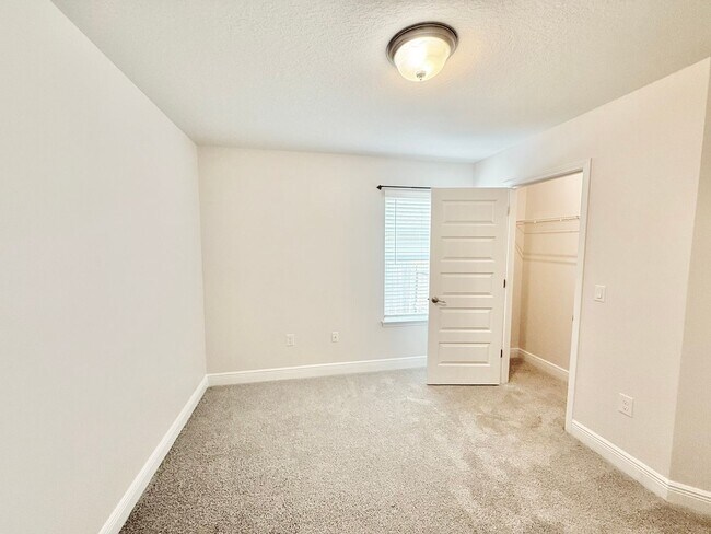 Building Photo - 3-Bedroom Home - Commanders Cove