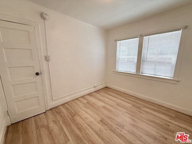Building Photo - 934 1/2 S Berendo St