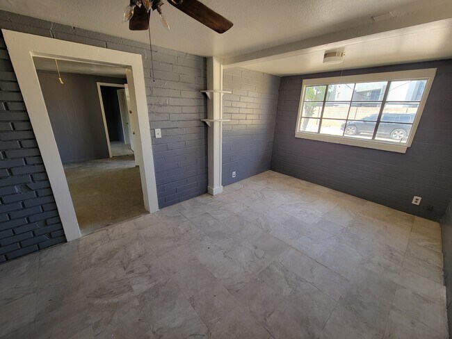 Building Photo - 461 W Thurber Rd