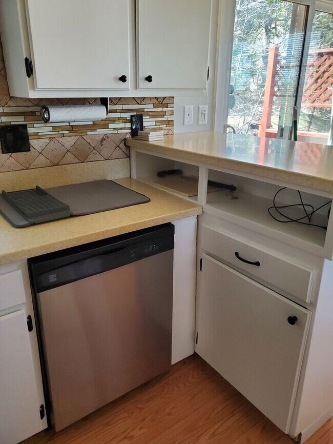 Building Photo - 3 bedroom/ 3 bath. Fully furnished ready f...